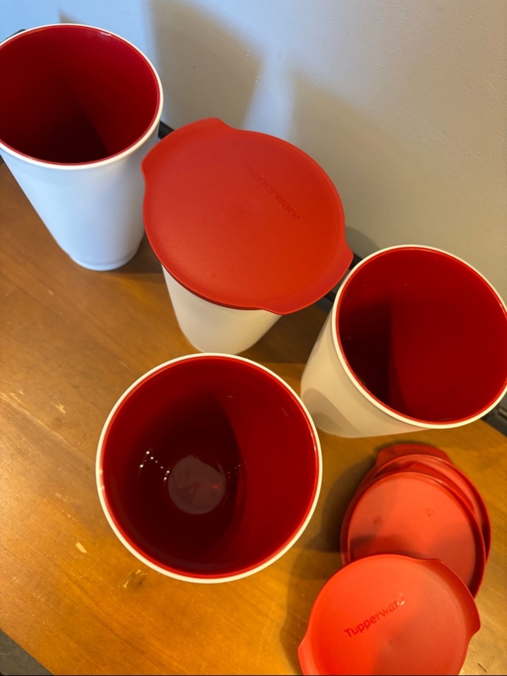 New Tupperware Allegra Set Of 4 Red And White Tumblers With Lids - Picture 2 of 4